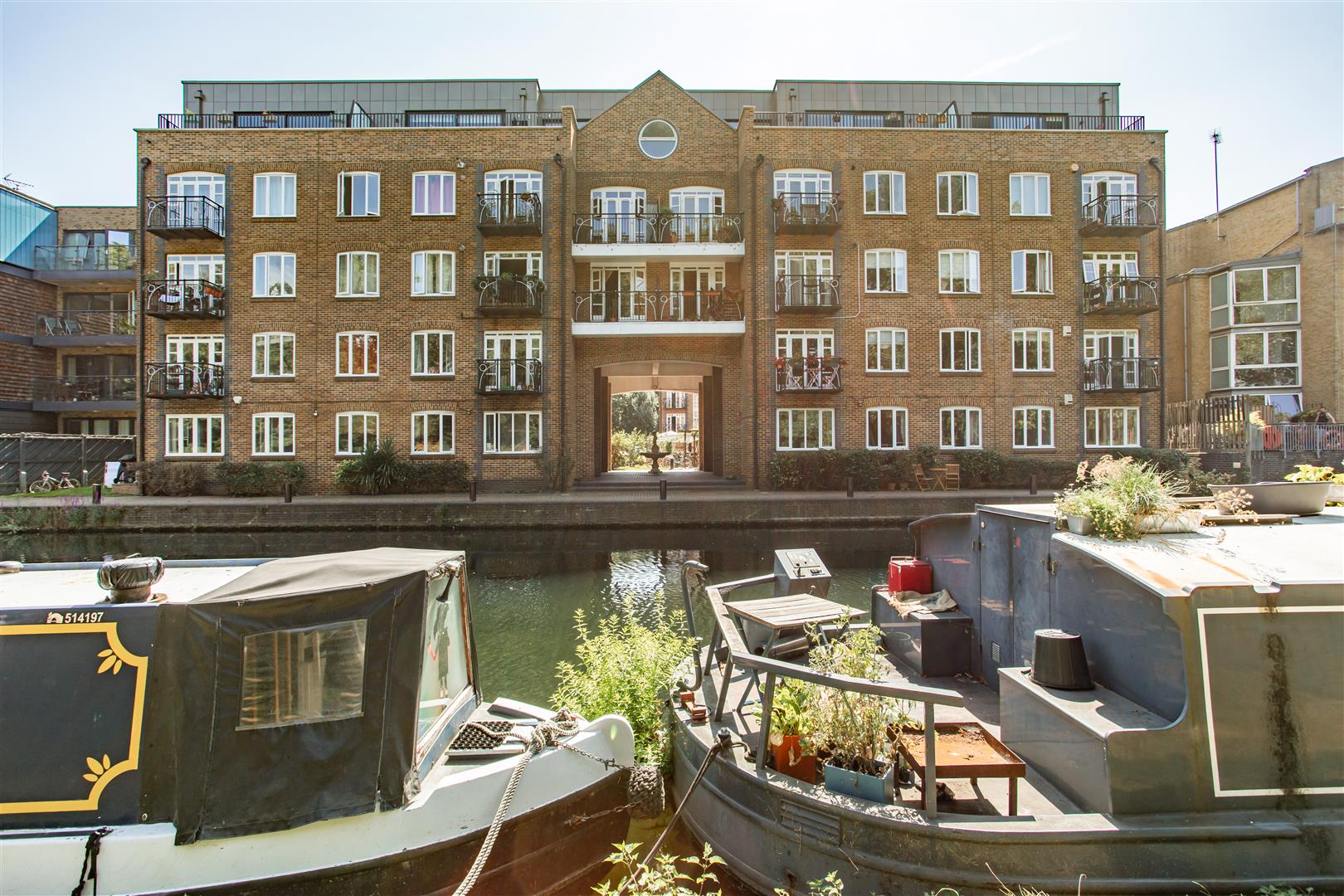 2 bed property in Empire Wharf, Victoria Park